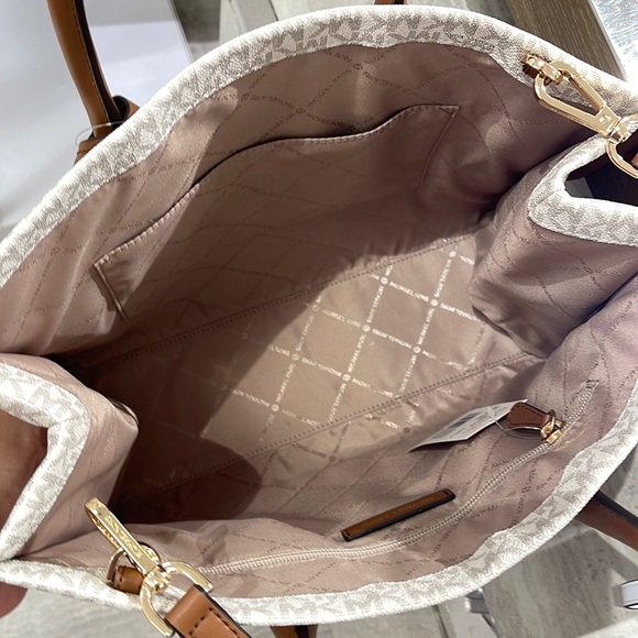 Michael Kors "Mirella" MD EW Tote Vanilla Shoulder Tote
35F2G7ZT2B - NWT - Picture 13 of 16